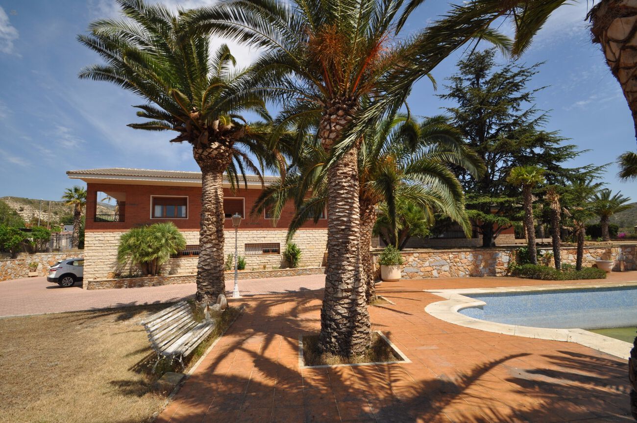 Villa For Sale in Elda, Alicante