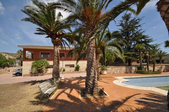 Villa For Sale in Elda, Alicante 