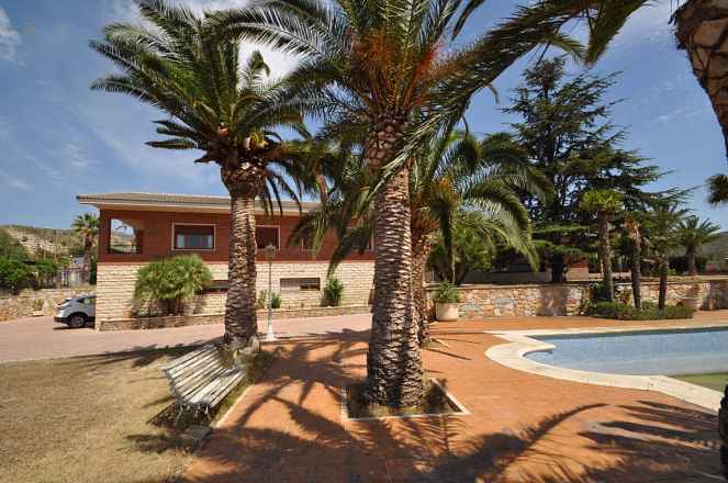 Villa For Sale in Elda, Alicante 