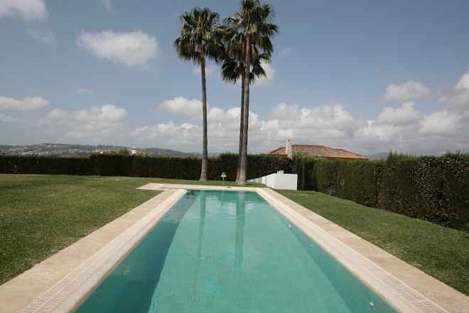 Villa For Sale in Sierrezuela, Málaga