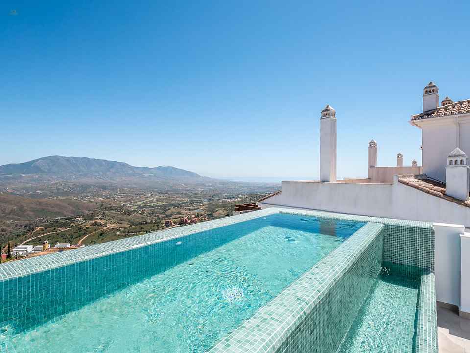 Villa For Sale in La Mairena, Málaga