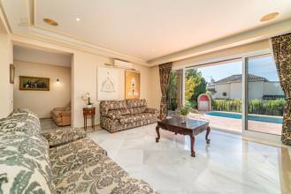 Thumbnail von Villa For Sale in El Paraiso, Málaga