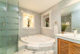 Thumbnail von Villa For Sale in El Paraiso, Málaga