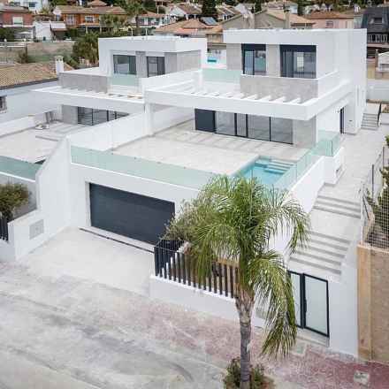 Villa For Sale in Sierrezuela, Málaga