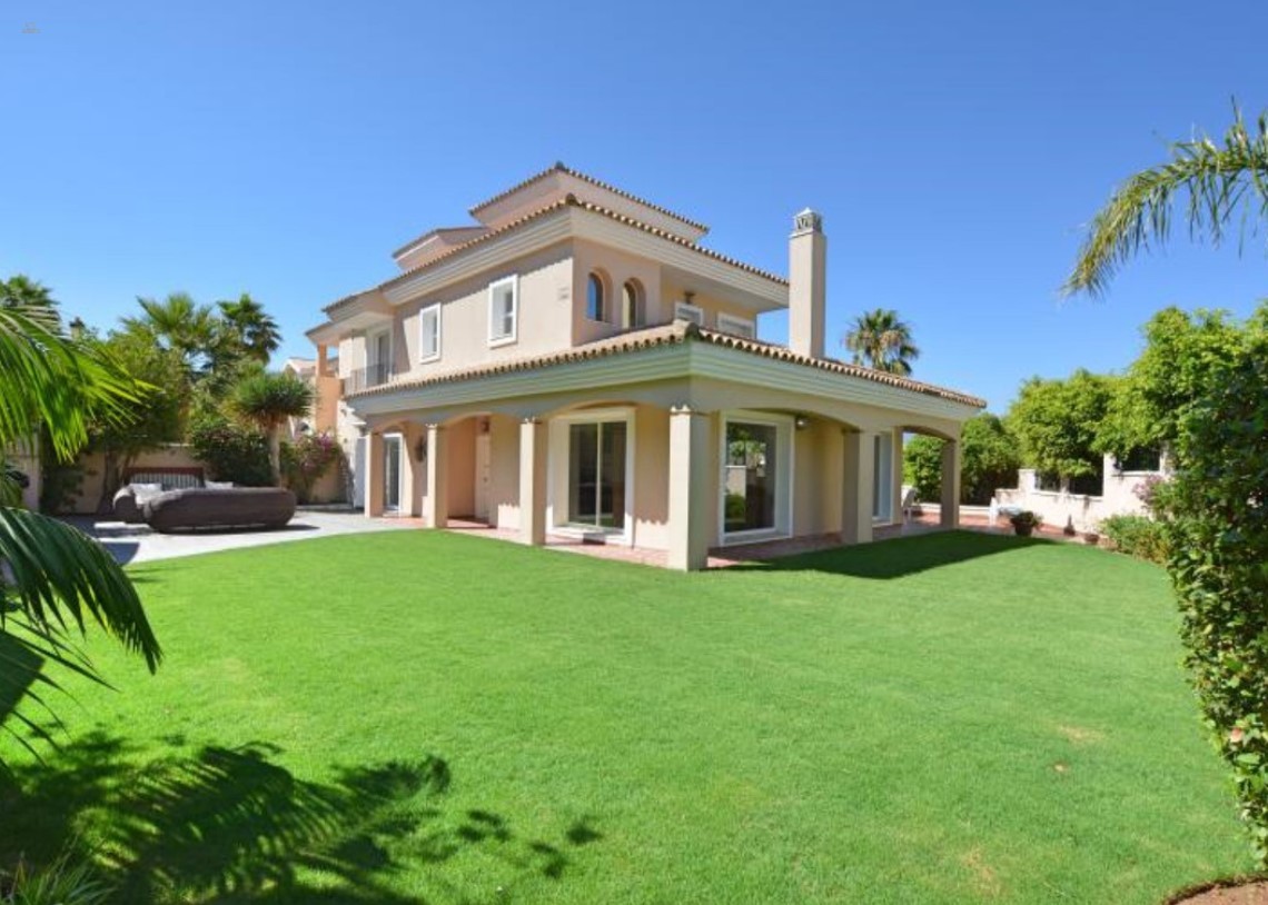 Villa For Sale in La Duquesa, Málaga