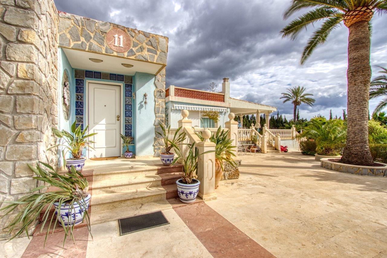 Vila For Sale in Alfas del Pi, Alicante