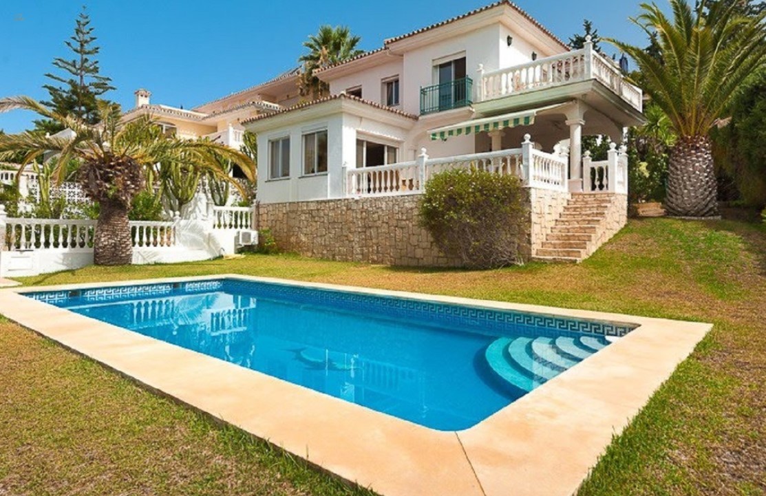 Villa For Sale in Sierrezuela, Málaga