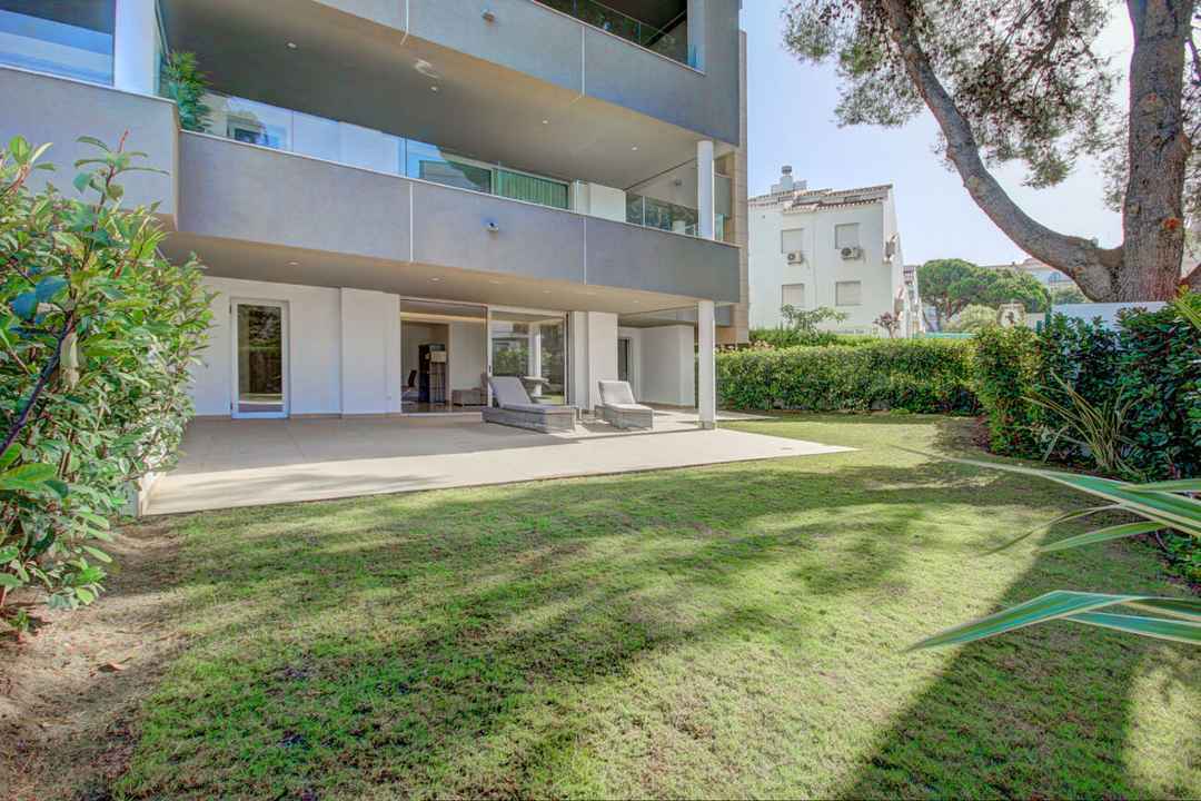 Apartment For Sale in Nueva Andalucia, Málaga