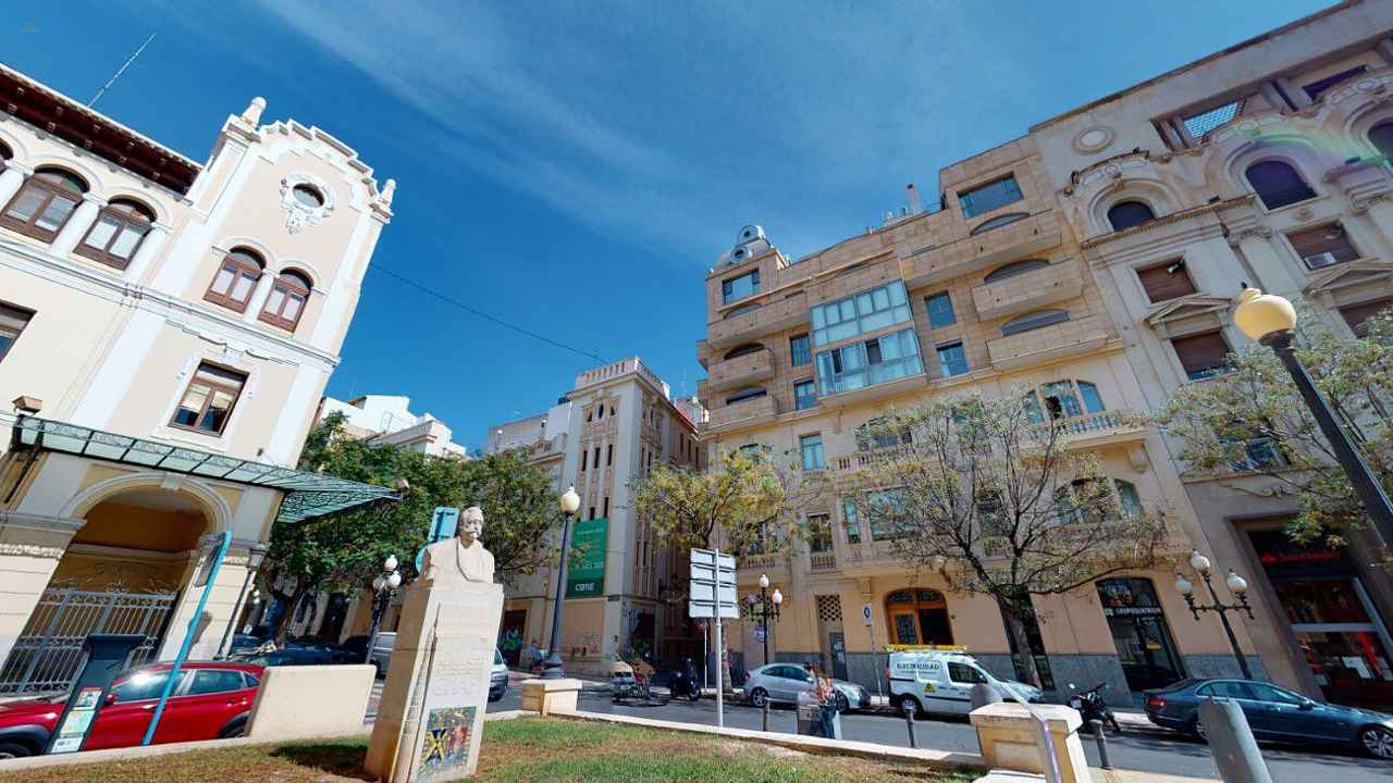 Apartment For Sale in Alicante