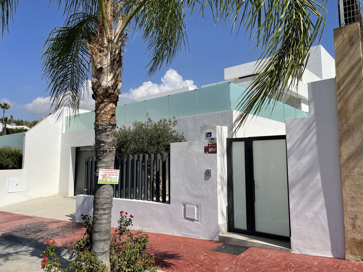 Villa For Sale in Sierrezuela, Málaga