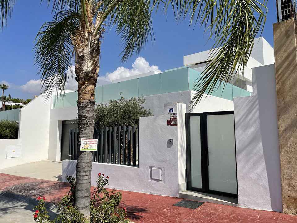 Villa For Sale in Sierrezuela, Málaga