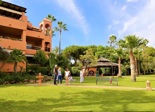 Apartment For Sale in Guadalmina Baja, Málaga