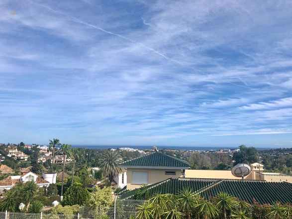 Apartment For Sale in Nueva Andalucia, Málaga