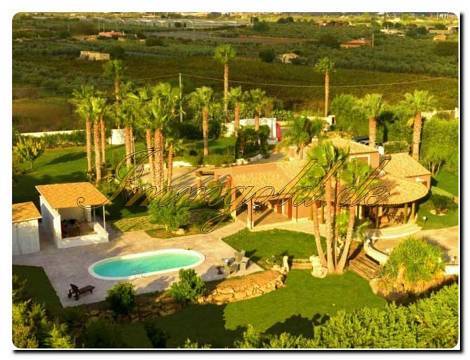 Immogold Luxuriöse, landestypische Villa mit riesigen Areal und Pool