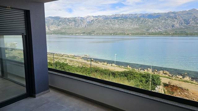 Moderne Penthouses im obersten Stockwerk mit Dachterrasse und Pool direkt am Meer
