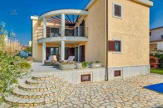 Thumbnail von Villa in attraktiver Lage nahe dem Meer