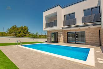 Thumbnail von Moderne Doppelhaushälfte mit Swimmingpool