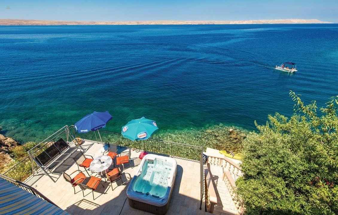 Haus mit zwei Wohnungen direkt am Meer, Region Karlobag