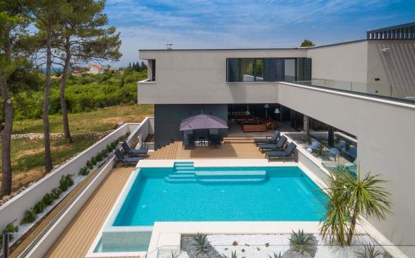 Moderne Villa mit Swimmingpool mit Meerblick in Zadar