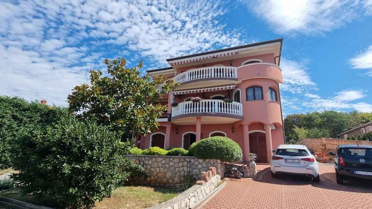 Appartementhaus mit vier Wohnungen