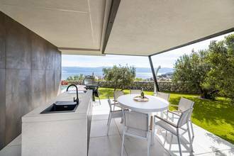 Thumbnail von Luxuriöse Villa mit Swimmingpool und Panorama-Meerblick