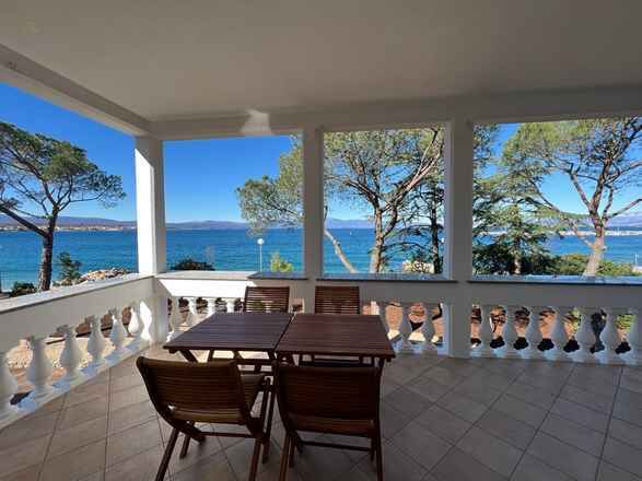 Hochwertige Wohnung in der ersten Reihe zum Meer