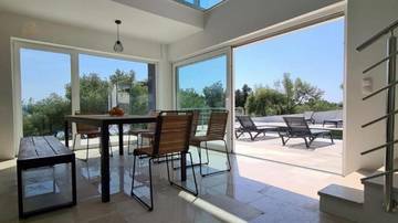 Thumbnail von Moderne Villa mit Swimmingpool und Panorama-Meerblick