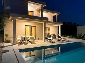 Thumbnail von Neue Villa im mediterranen Stil mit Swimminpool