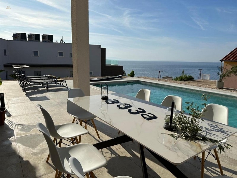 Neue Villa im mediterranen Stil mit Swimminpool