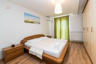 Thumbnail von Haus mit Swimmingpool in ruhiger Umgebung