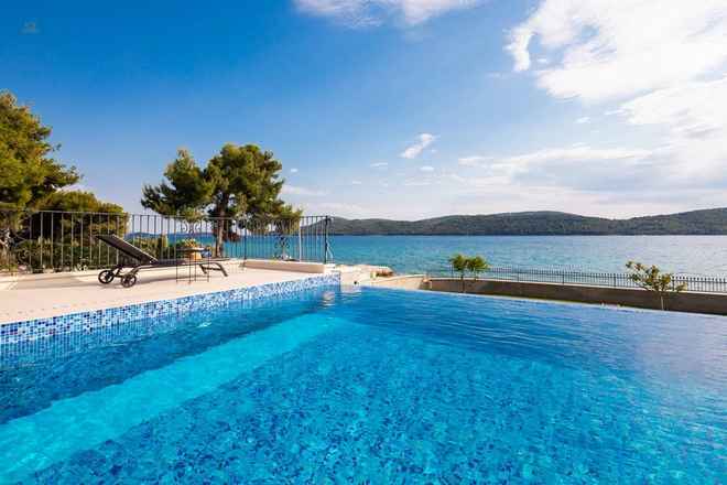 Außergewöhnliche Luxusvilla in der ersten Reihe zum Meer