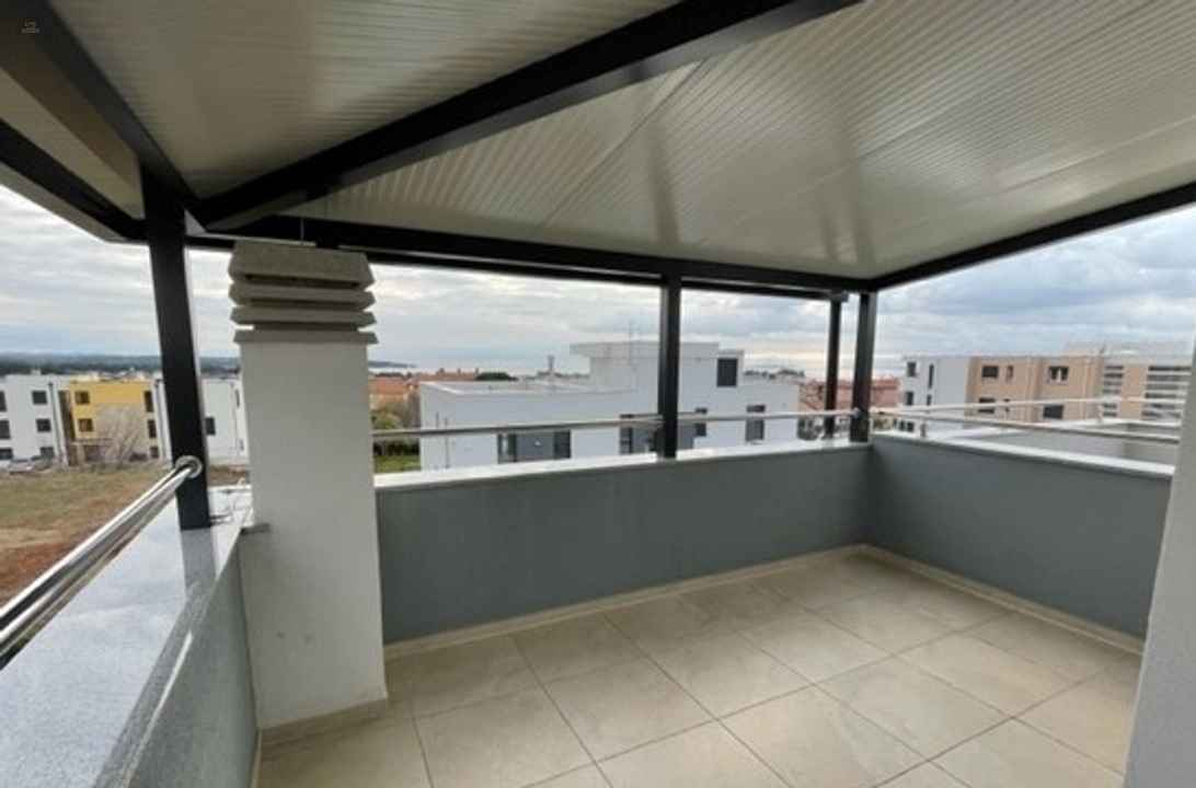 Modernes Reihenhaus mit Dachterrasse und Meerblick