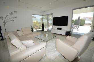 Thumbnail von Moderne Villa mit Swimmingpool und Meerblick