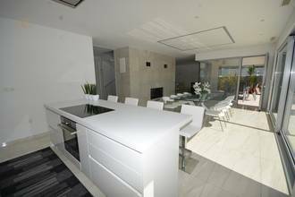 Thumbnail von Moderne Villa mit Swimmingpool und Meerblick