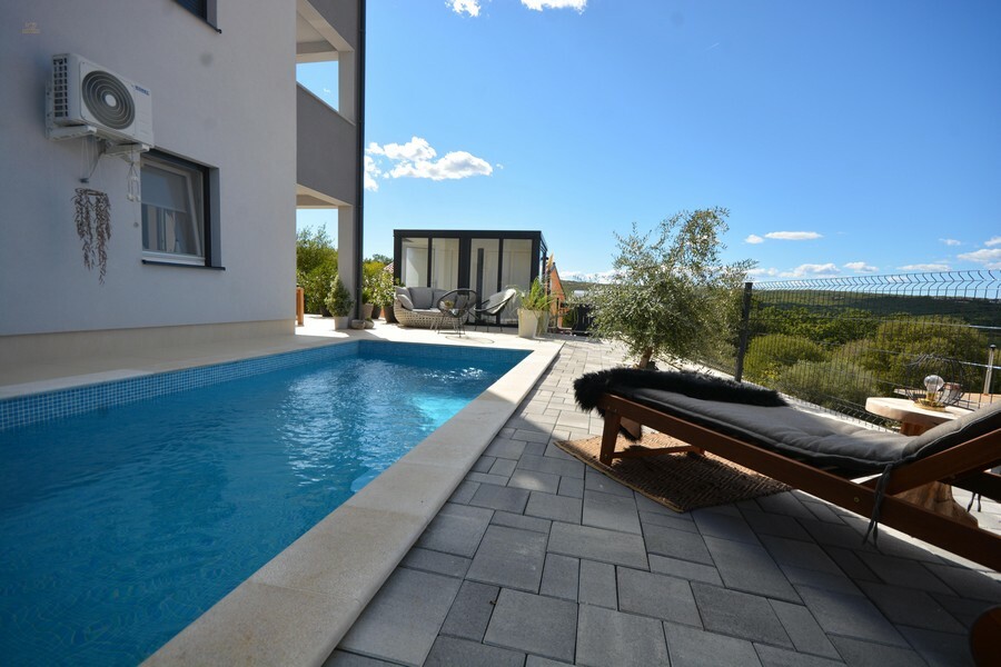 Wohnung mit Garten, Swimmingpool und Blick auf das Meer