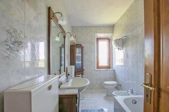 Thumbnail von Rustikales Natursteingebäude umgeben von der typisch toskanischen Hügellandschaft