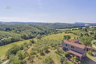 Thumbnail von Rustikales Natursteingebäude umgeben von der typisch toskanischen Hügellandschaft