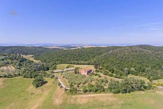 Thumbnail von Rustikales Natursteingebäude umgeben von der typisch toskanischen Hügellandschaft