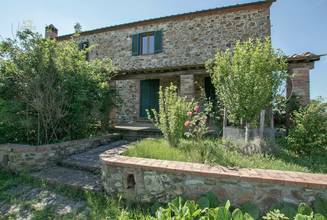 Thumbnail von Rustikales Natursteingebäude umgeben von der typisch toskanischen Hügellandschaft