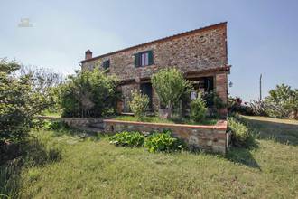 Thumbnail von Rustikales Natursteingebäude umgeben von der typisch toskanischen Hügellandschaft