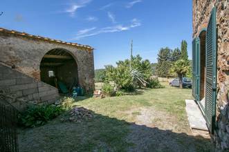 Thumbnail von Rustikales Natursteingebäude umgeben von der typisch toskanischen Hügellandschaft