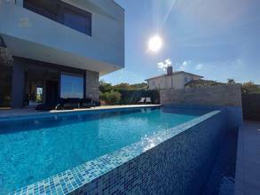 Thumbnail von Moderne Luxusvilla mit Pool und Meerblick