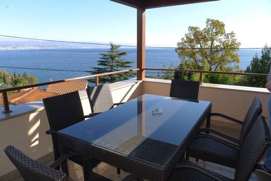 Mediterrane Villa in Panorama-Lage mit Meerblick