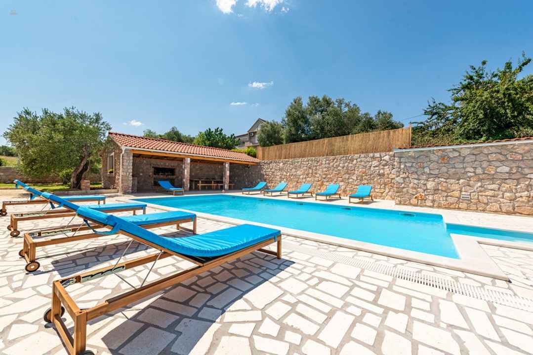 Haus mit Swimmingpool und Meerblick, Insel Pasman