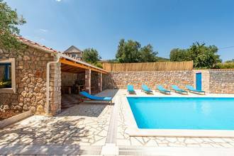 Thumbnail von Haus mit Swimmingpool und Meerblick, Insel Pasman