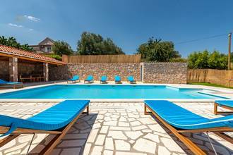 Thumbnail von Haus mit Swimmingpool und Meerblick, Insel Pasman