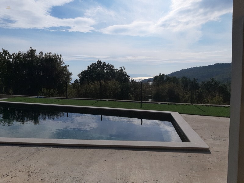 Neues Haus mit Swimmingpool und Meerblick