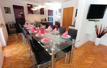 Thumbnail von Geräumiges Haus mit Swimmingpool und Meerblick in ruhiger Lage