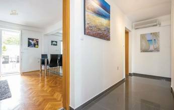 Thumbnail von Geräumiges Haus mit Swimmingpool und Meerblick in ruhiger Lage