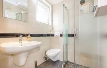 Thumbnail von Geräumiges Haus mit Swimmingpool und Meerblick in ruhiger Lage